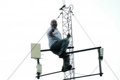 Un preso amenazó con tirarse de una antena si no lo dejaban libre