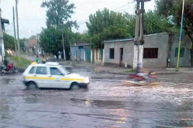 En el barrio Ex Aeropuerto sufren frecuentes y graves inundaciones, además de otros varios males