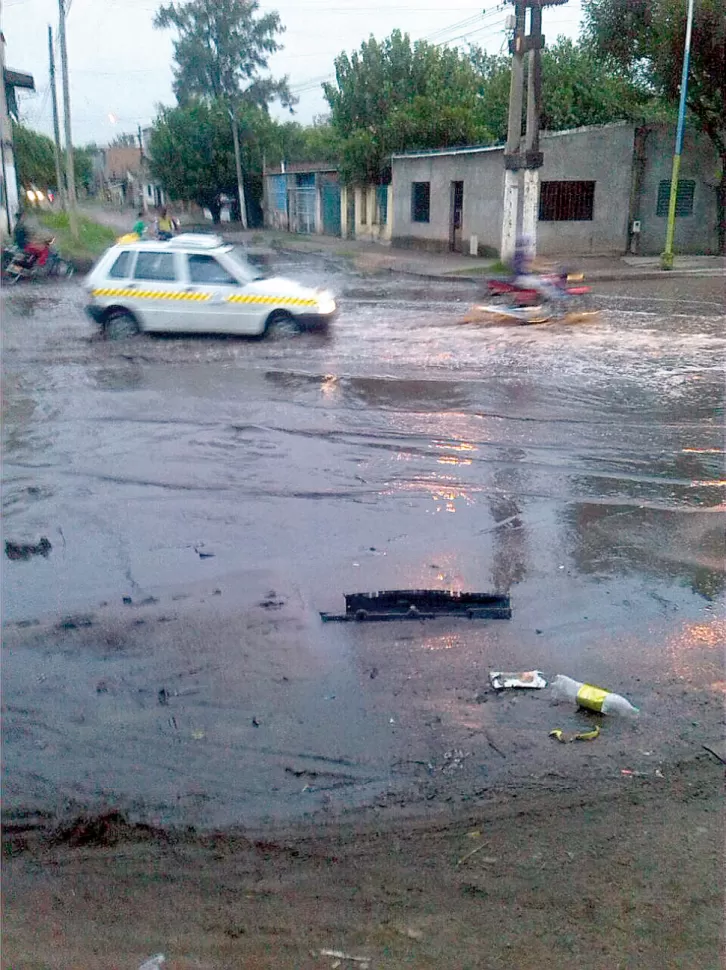 En el barrio Ex Aeropuerto sufren frecuentes y graves inundaciones, además de otros varios males