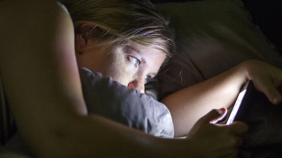 ALERTA. Usar el teléfono antes de dormir puede ser peligroso. FOTO TOMADA DE HUFFINGTONPOST.COM