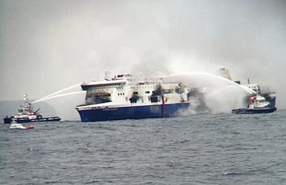 EMERGENCIA. El incendio en el transbordador era sofocado por barcos “apaga incendios” que llegaron al lugar. reuters