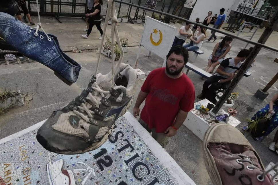 ZAPATILLAS EN EL AIRE. Los calzados de las víctimas, con sus cordones anudados en la altura, se convirtieron en el símbolo de la tragedia de Once. dyn