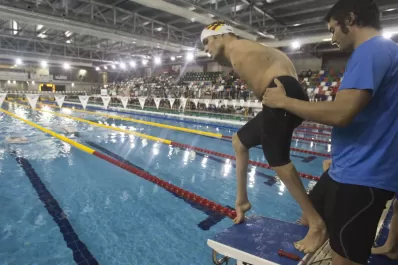 No tiene brazos pero brilla en la pileta olímpica