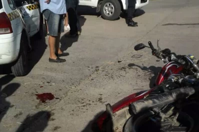 Dos presuntos ladrones terminaron internados al chocar con un taxi