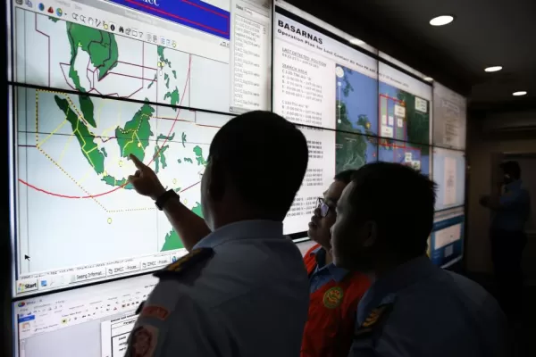 Siguen sin encontrar rastros del avión caído en Indonesia