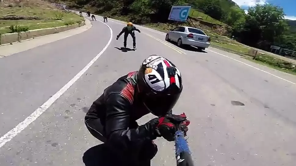 A TODA VELOCIDAD. Un grupo de riders se filmó bajando por la ruta de Tafí del Valle. CAPTURA DE VIDEO