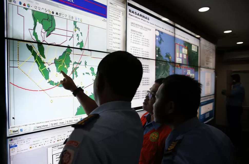ANÁLISIS. Militares y expertos evalúan las informaciones que llegan sobre el rumbo del Airbus 320 de AirAsia. reuters