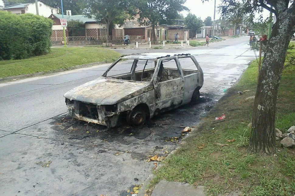 DESTRUIDO. El vehículo amaneció totalmente quemado. FOTO ENVIADA POR LECTOR