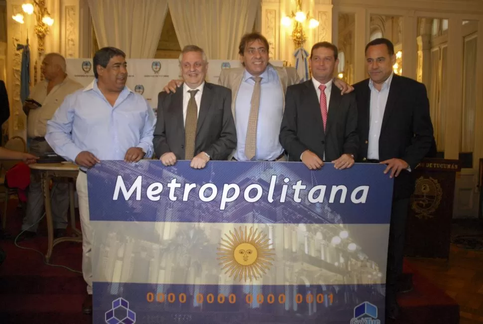 TODOS JUNTOS. Desde la izquierda, González (UTA), Gassenbauer, Berreta, Nieva y Amado, presentan la tarjeta. prensa y difusión