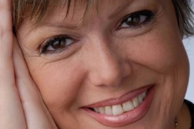 María José Mentana: Una flor del dos por cuatro acompañada por troesmas