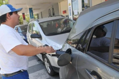 Desde mañana bajan un 5% los combustibles