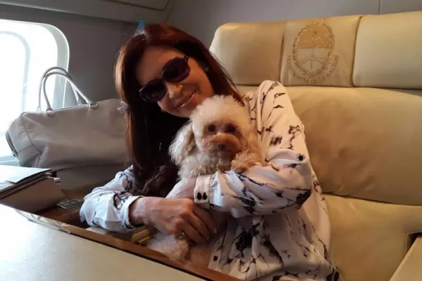 Cristina deseó un feliz 2015 por Twitter y alentó a los fumadores a dejar el cigarrillo