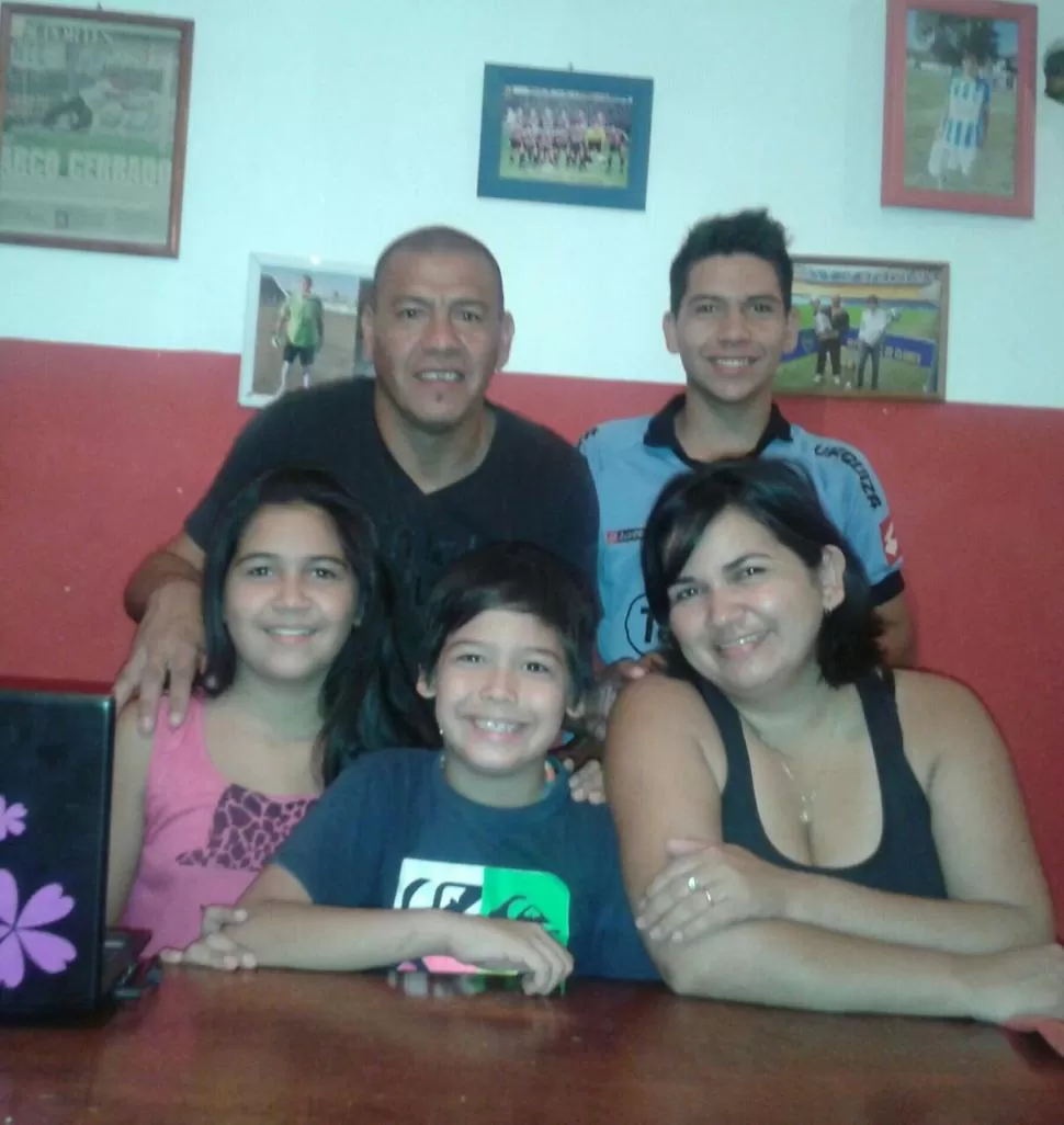 HINCHADA PROPIA. Su mujer Mariela y sus hijos Ronaldo, Camila y Santiago son el apoyo que tiene Sergio Romero. foto de sergio romero