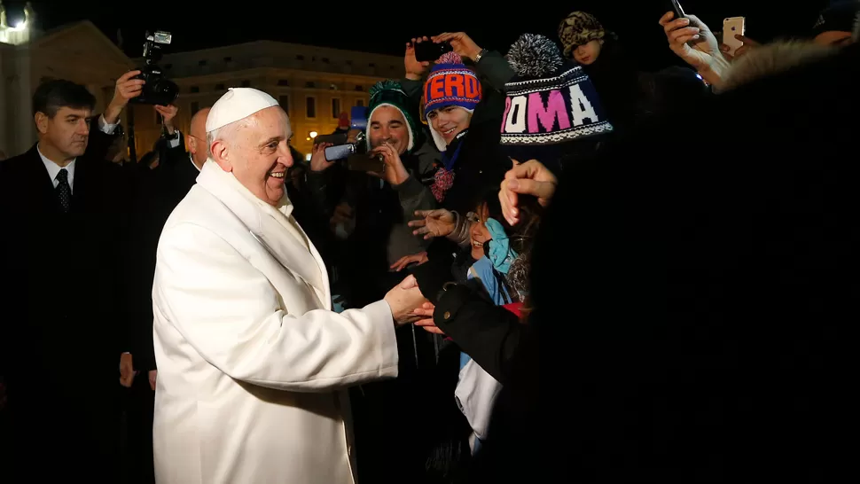 CON LA GENTE. Pese al frío, Francisco salió a saludar a los fieles luego de la ceremonia en la Basílica de San Pedro. REUTERS