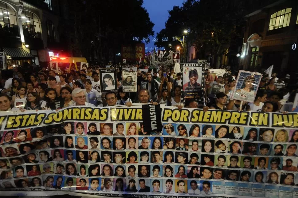 MARCHA. Desde plaza de Mayo partió la columna hacia el boliche de Once con el lema “La corrupción mata”. fotos de dyn