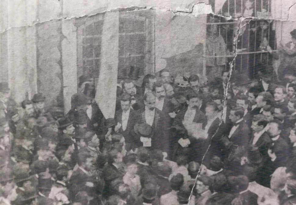 EL ACTO DE 1893 EN LA CASA HISTÓRICA. Silvano Bores es el de barba, calvo, que tiene el sombrero en la mano. Al fondo, se ve el telón pintado que cubría parte del Salón de la Jura. la gaceta / archivo