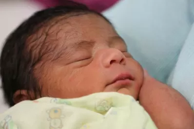 Dos varones nacieron a la cero hora de 2015