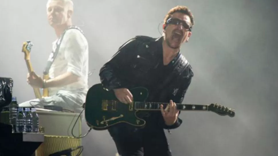 ACCIDENTE. El cantante y líder de U2 se cayó mientras andaba en bicicleta por Nueva York y se fracturó el codo en seis lugares.