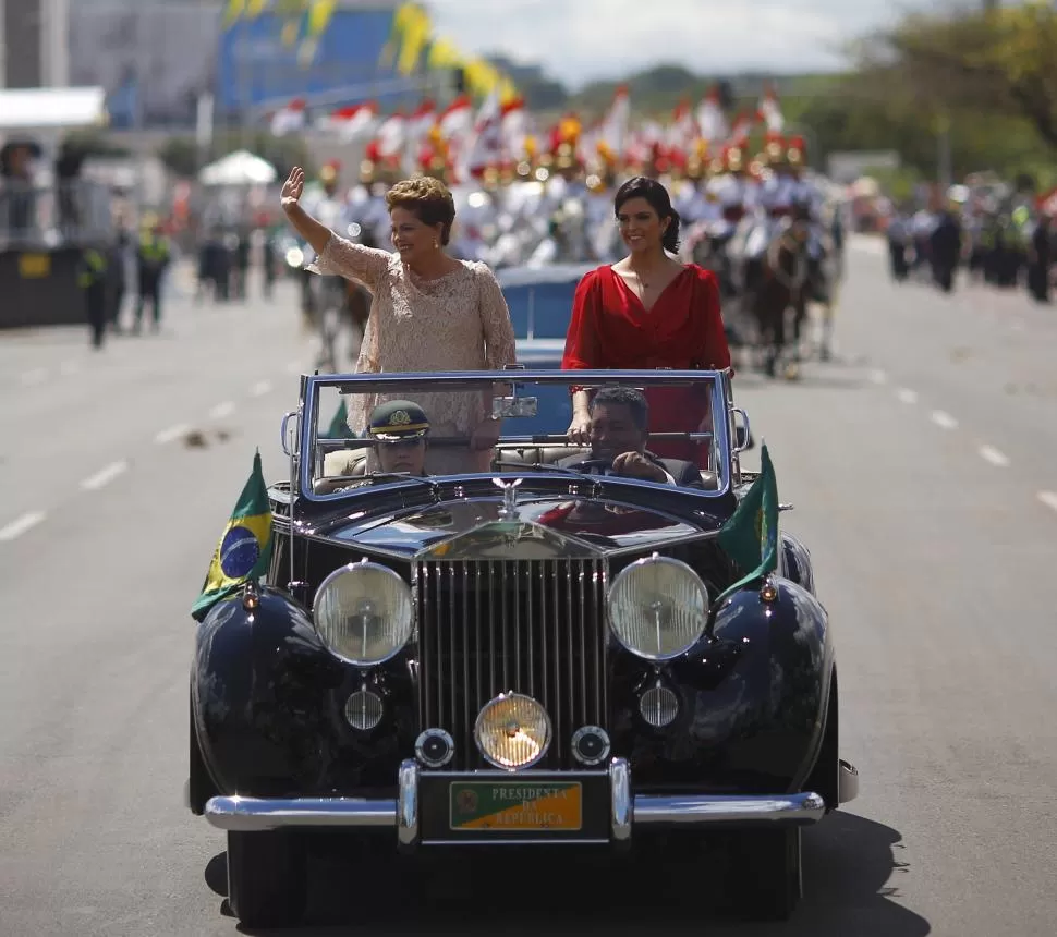 SALUDOS. Dilma Rousseff y su hija Paula se dirigen al Congreso, a bordo de un Rolls Royce modelo 1952.  