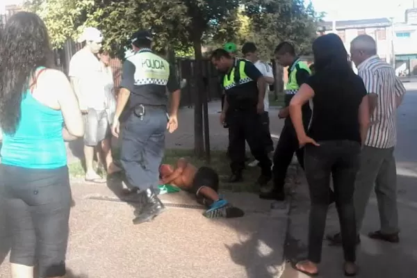 Robó un celular y fue atrapado por jóvenes que jugaban al fútbol