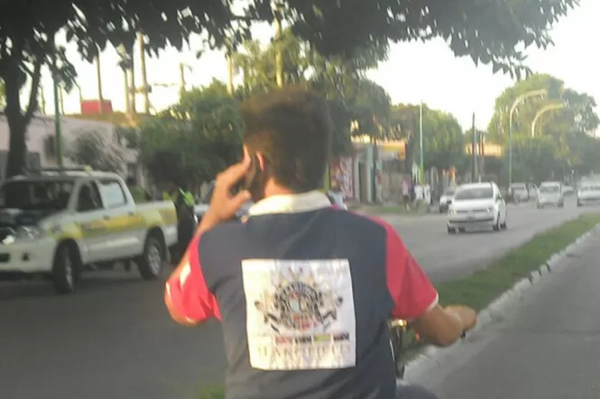 Pasó frente a la Policía sin casco y hablando por teléfono, en una moto sin patente