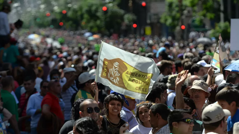 FIEBRE PORTEÑA. La zona de Plaza de Mayo, donde se hizo la largada simbólica del Dakar 2015, estuvo colmada de fanáticos. DyN