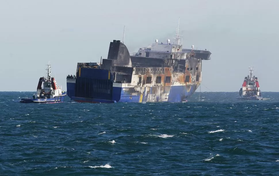 SEMIDESTRUIDO. El “Norman Atlantic” es remolcado al puerto de Brindisi. REUTERS