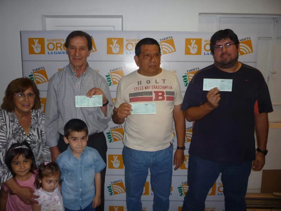 PREMIO. Moreno (con su esposa y nietos), Álvarez y Correa en la redacción. la gaceta / foto de raúl de la colina