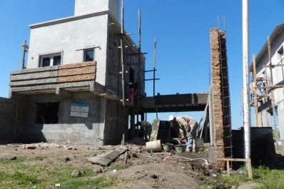 Según López, la gestión K redujo el déficit habitacional