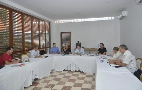 EN CARTAGENA. El presidente Juan Manuel Santos, en la cabecera de la mesa, habla con sus asesores colombianos e internacionales. foto del twitter de @cablenoticias