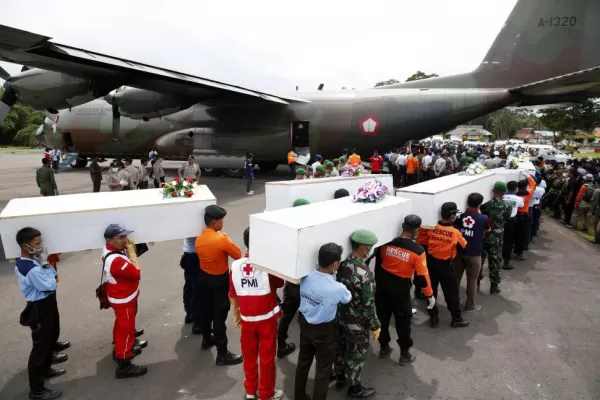 Encuentran grandes objetos del avión de AirAsia