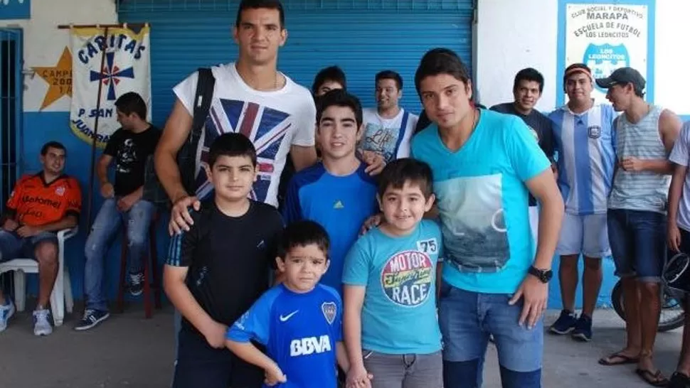 ATRACCIÓN. Emilio Zelaya y Sebastián Palacios se sacaron fotos con chicos y grandes antes del amistoso benéfico. FOTO DE SERGIO BARRIONUEVO