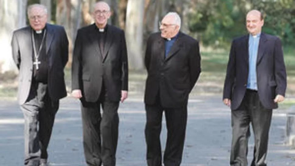 AMIGOS. Bergoglio y Villalba (al centro) acompañados por José María Arancedo y Enrique Eguía. FOTO TOMADA DE CRONISTA.COM