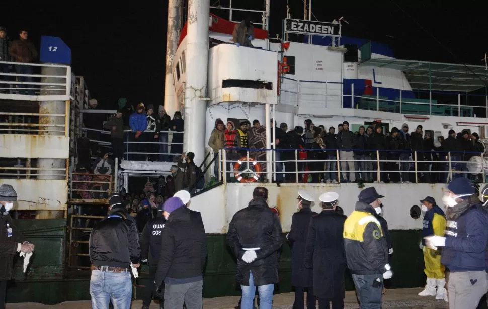 EL FIN DE LA ODISEA. Los refugiados, en su mayoría de origen sirio, descienden del “Ezadeen” que atracó en el puerto de Corigliano Calabro. reuters