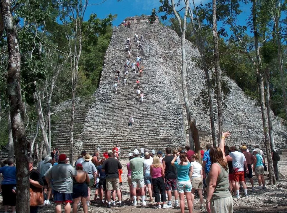 MAJESTUOSA E IMPONENTE. Los turistas se arremolinan al pie de la pirámide de Nohoch Mul. Los “valientes” que lleguen a la cima tendrán premio. panoramio.com