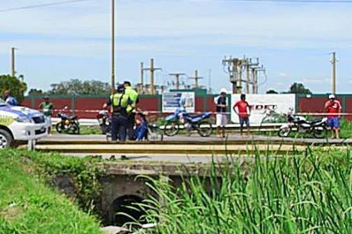 Iban en moto, chocaron contra un guardarrail en la ruta 38 y murieron