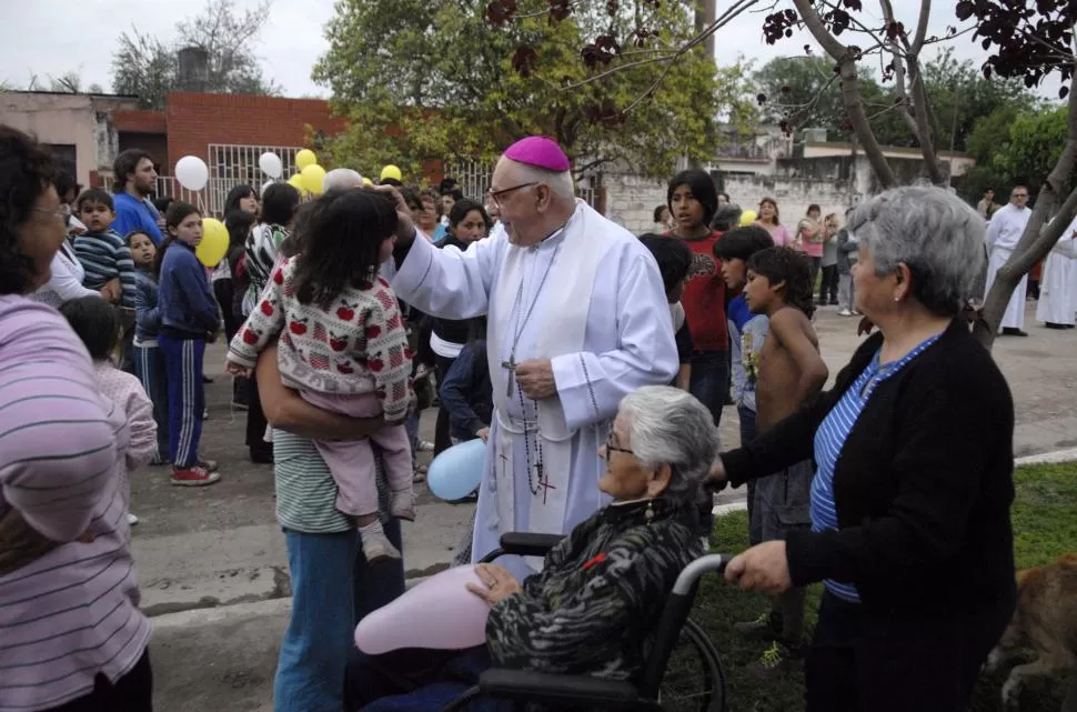 EN LA COSTANERA. En 2010, aún como arzobispo de Tucumán, monseñor Villalba recorrió el pobrísimo barrio para llevar sus plegarias a los vecinos. la gaceta / foto de osvaldo ripoll(archivo)