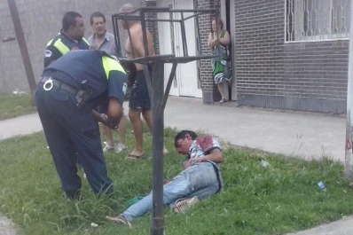 Quiso robar, fue atrapado por los vecinos y terminó ensangrentado