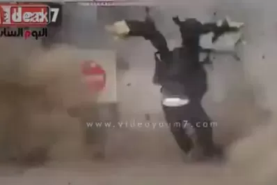 Impactante video: un experto muere al explotarle la bomba que intentaba desactivar