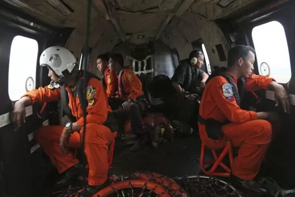 Habrían encontrado la cola del avión desaparecido en el mar