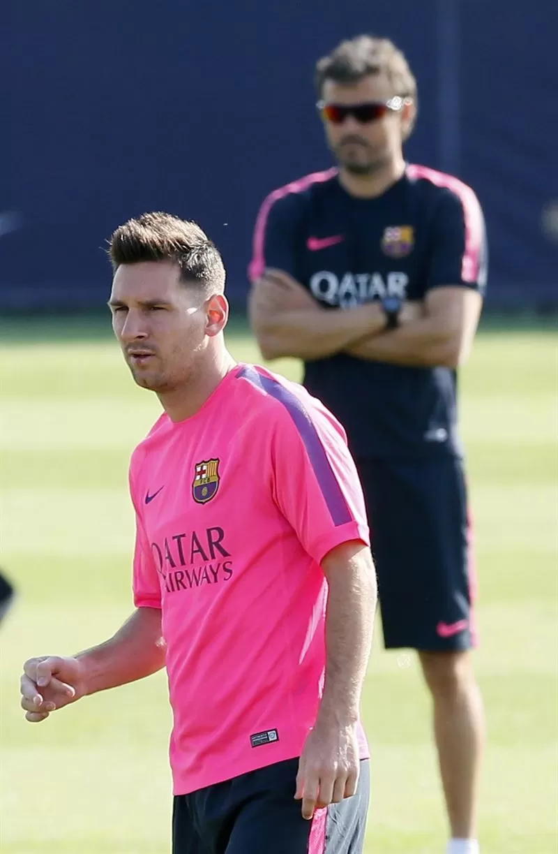 DISTANTES. Messi y Luis Enrique (de fondo) no se llevan bien y estarían peleados, según consignan varios medios españoles. reuters (archivo)