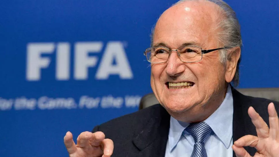QUIEREN DESTRONARLO. A Blatter le aparecen cada vez más rivales para las elecciones de la FIFA.
FOTO TOMADA DE www.pasefinal.com