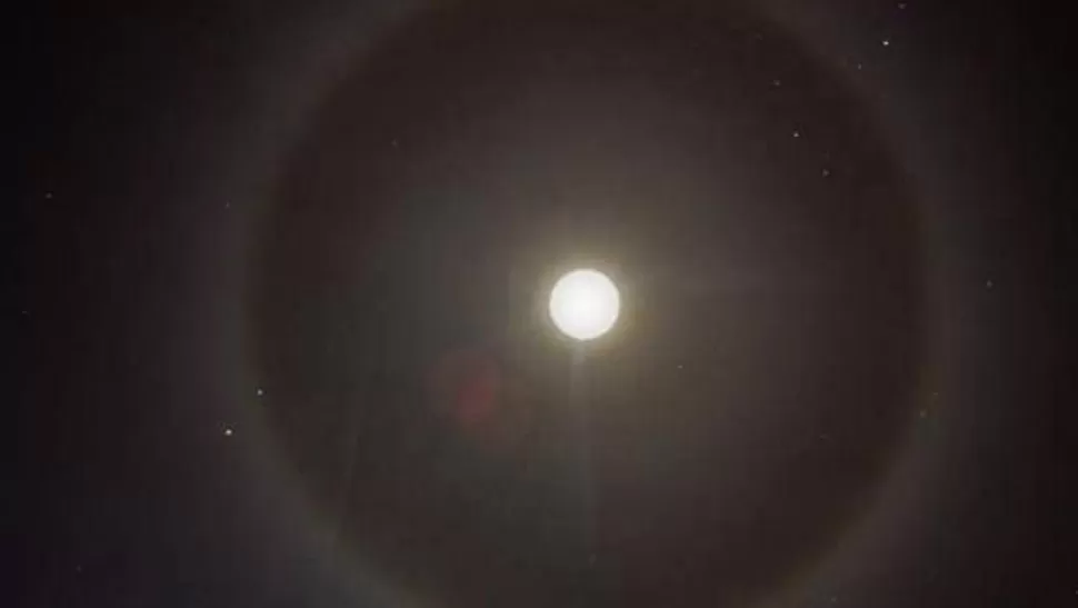 La luna tucumana también mostró un anillo