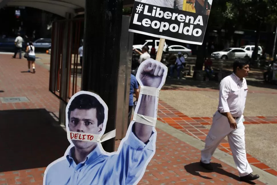 CARACAS. Un cartel con la figura de Leopoldo López aparece en una calle. reuters 