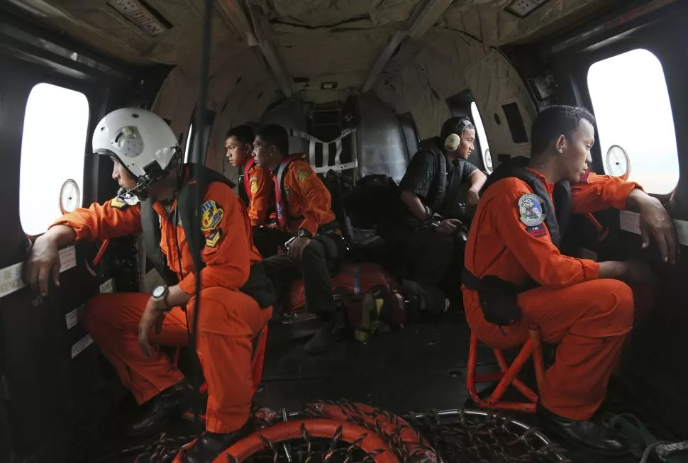 PATRULLAJE. Desde un helicóptero Súper Puma, soldados indonesios buscan evidencias del accidente en el mar. reuters 