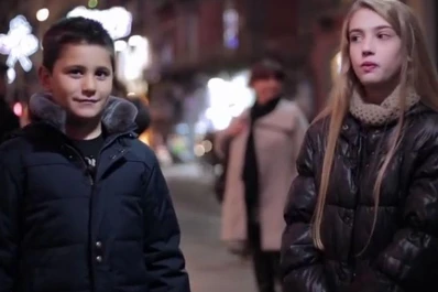 Cómo reaccionan los niños al pedirles golpear a una mujer