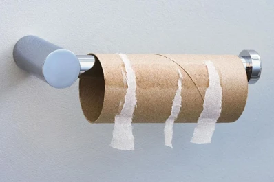 Empresa rescata a pasajero que tuitea desde un baño sin papel higiénico