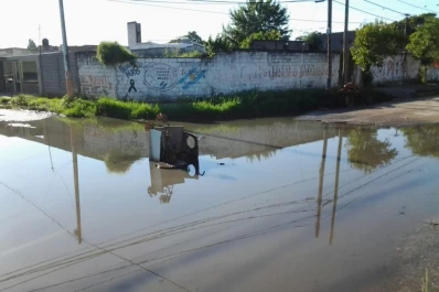 En Bella Vista, un badén que se ha llenado de agua y basura es nido de mosquitos y foco infeccioso