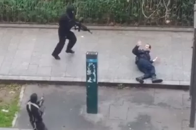 Un atentado contra la revista Charlie Hebdo, en París, dejó 12 muertos