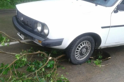 Una boca de tormenta destapada provocó un accidente